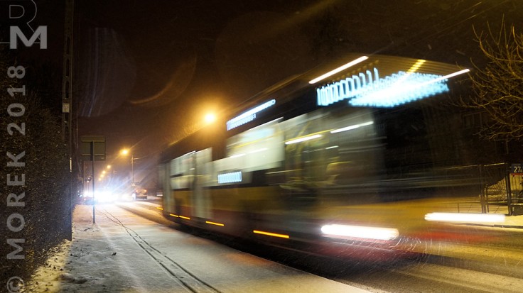 Wólka nocą - autobus linii 110 przy ciut tylko dłuższym czasie naświetlenia.